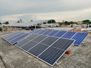 ¿Se pueden mezclar paneles solares de distintas potencias?