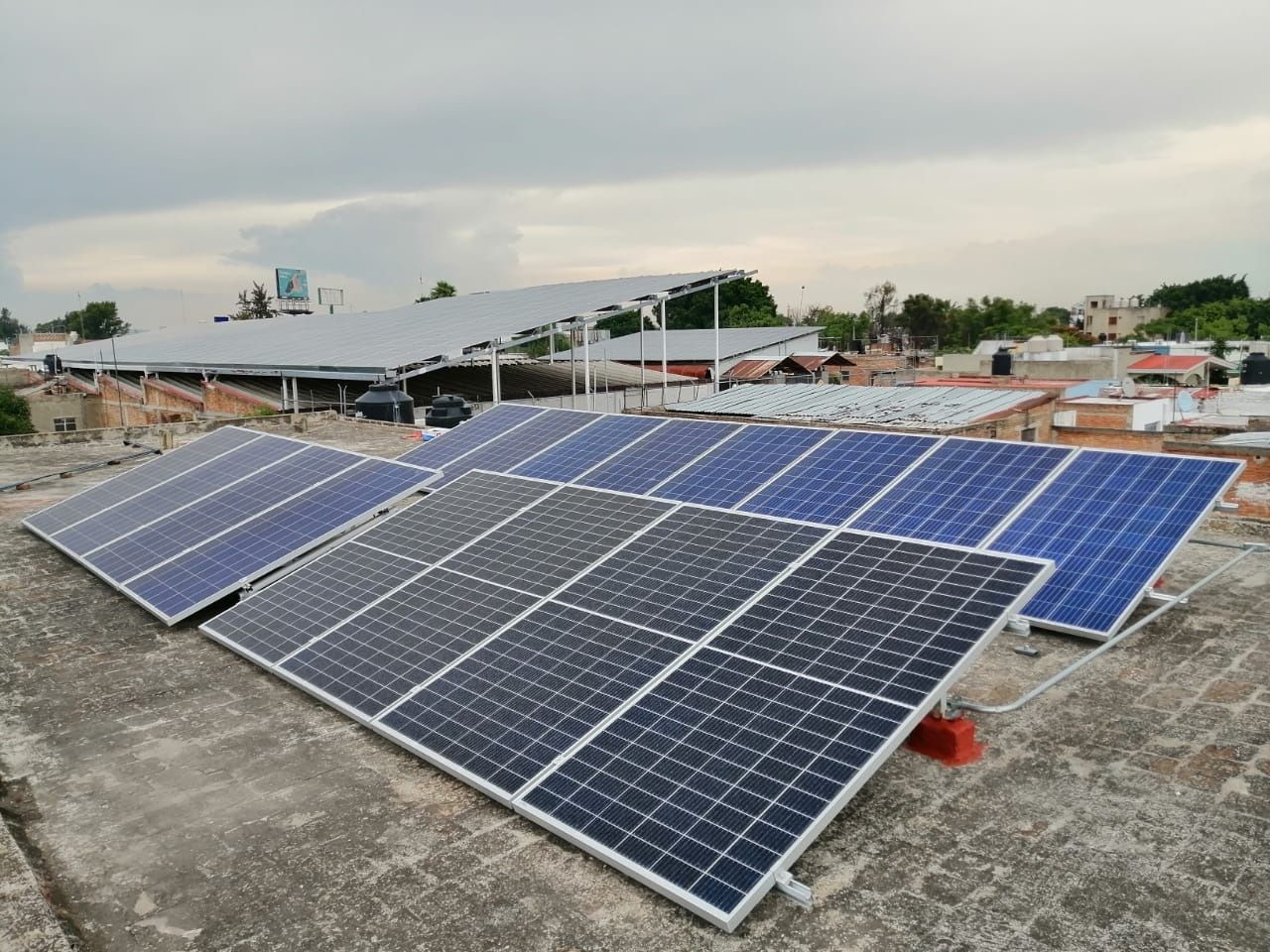 ¿Se pueden mezclar paneles solares de distintas potencias?